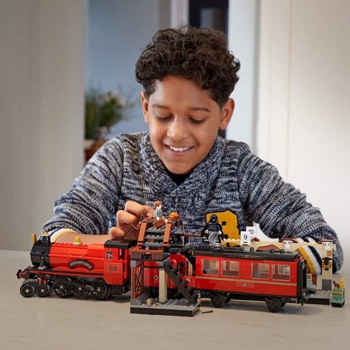 LEGO Harry Potter Hogwarts Express 75955 bambino gioca con il set costruito