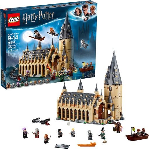 Immagine del set montato e delle 10 minifigure del set LEGO Harry Potter La Sala Grande di Hogwarts 75954