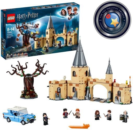 LEGO Harry Potter Il Platano Picchiatore di Hogwarts 75953 Immagine del set montato con minifigure Ford Anglia di fronte alla confezione