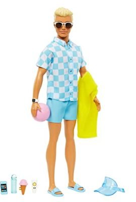 Barbie - Ken biondo con costume da bagno azzurro e camicia blu, bambola con visiera, telo mare, sandali con logo Ken e tanti accessori da spiaggia, giocattolo per bambini, 3+ anni, HPL74
