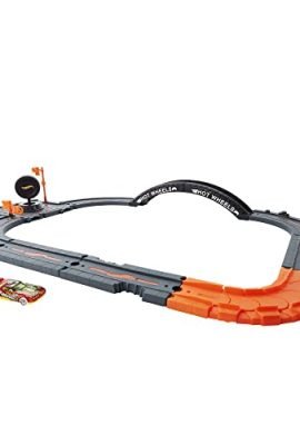 Hot Wheels City Track Pack, 10 Piece Set Includes Track Base & Various Pieces to Build a Cityscape, with 1 Car, Connects to Other Sets, Gift for Kids 4 Years & Up, HDN95
