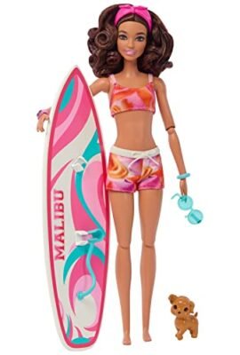 Barbie - Set bambola con tavola da surf e cagnolino, Barbie snodata con capelli castani, telo mare, stereo e tanti accessori da spiaggia, giocattolo per bambini, 3+ anni, HPL69