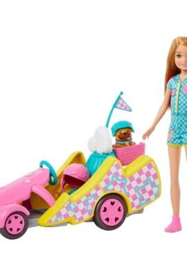 Barbie - Stacie Go-kart, playset con bambola e veicolo funzionante, include cucciolo, foglio di adesivi e accessori, dal film Barbie and Stacie to the Rescue, giocattolo per bambini, 3+ anni, HRM08