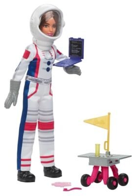 Barbie Carriere Astronauta 65 Anniversario, bambola con tuta e stivali spaziali e 10 accessori a tema, include un rover spaziale con ruote funzionanti, giocattolo per bambini, 3+ anni, HRG45