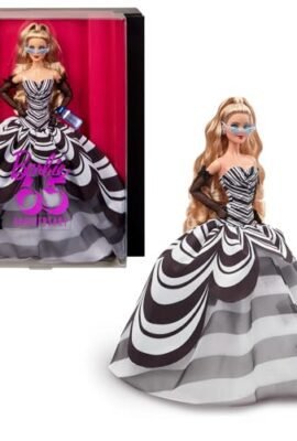 Barbie Signature 65° Anniversario - Bambola Glamour da collezione con capelli biondi, abito bianco e nero, orecchini e occhiali da sole con zaffiro, giocattolo per bambini, 6+ anni, HRM58