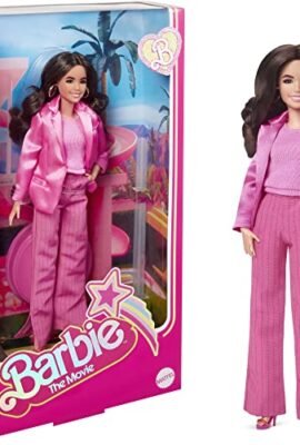 Barbie The Movie - Gloria, Bambola del film Collezione con Completo Rosa a Tre Pezzi, Scarpe col Tacco e orrecchini d'oro, Giocattolo per Bambini, 6+ Anni, HPJ98