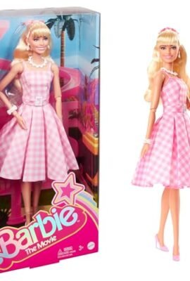 Barbie The Movie - Margot Robbie, bambola del film Barbie da collezione con abito vintage a quadretti rosa e bianco e collana con margherita, giocattolo per bambini, 3+ anni, HPJ96