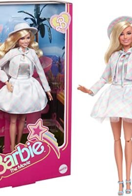 Barbie The Movie - Margot Robbie, Bambola del film Collezione con Completo Coordinato Blu a Quadri, Cappello e Giacca abbinati, Giocattolo per Bambini, 3+ Anni, HRF26