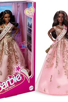 Barbie The Movie Presidente, Bambola del film Collezione con Scintillante Abito Rosa e Fascia Inclusa, Giocattolo per Bambini, 3+ Anni, HPK05